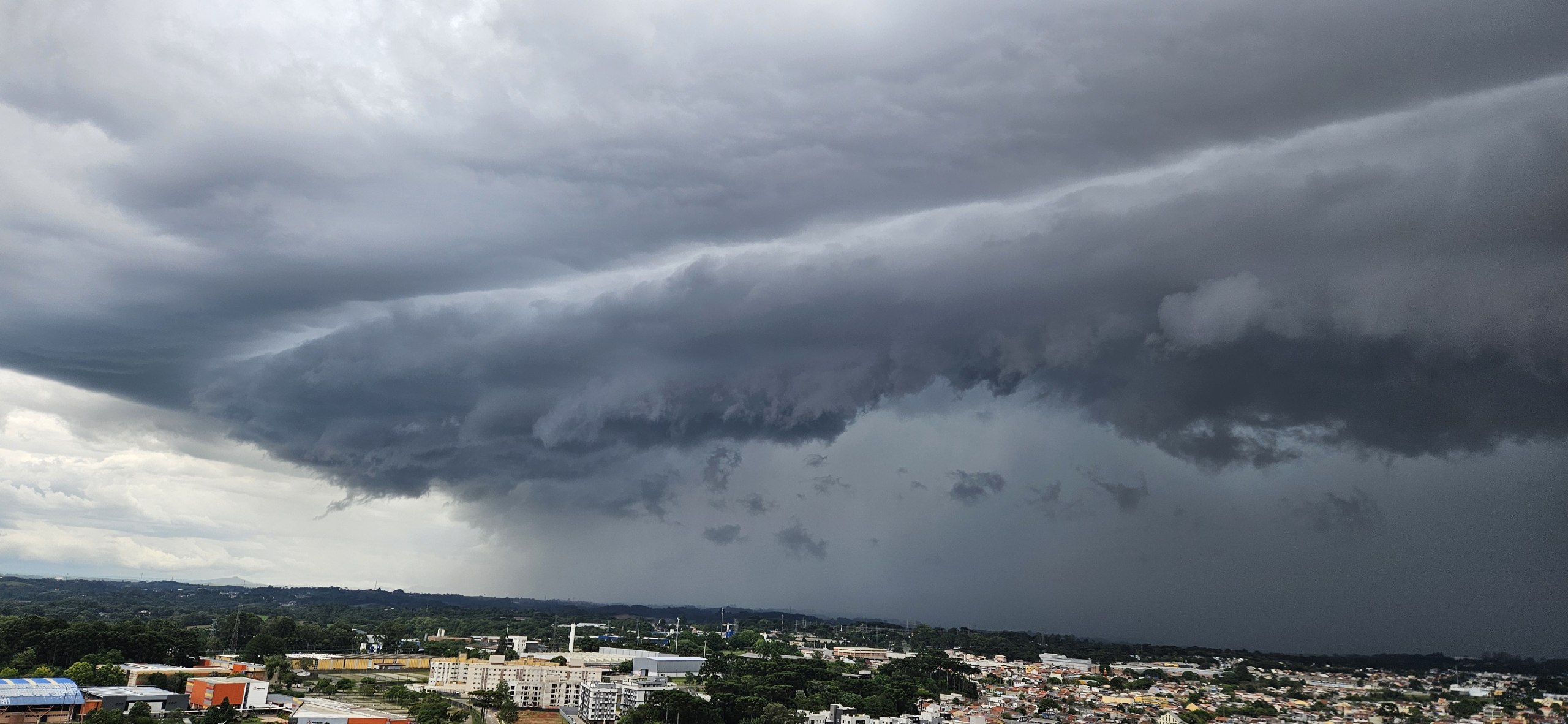 Alerta máximo: tempestades com ventos de até 100 km/h e granizo ameaçam Mamborê e mais 185 municípios do Paraná nesta quarta (10)