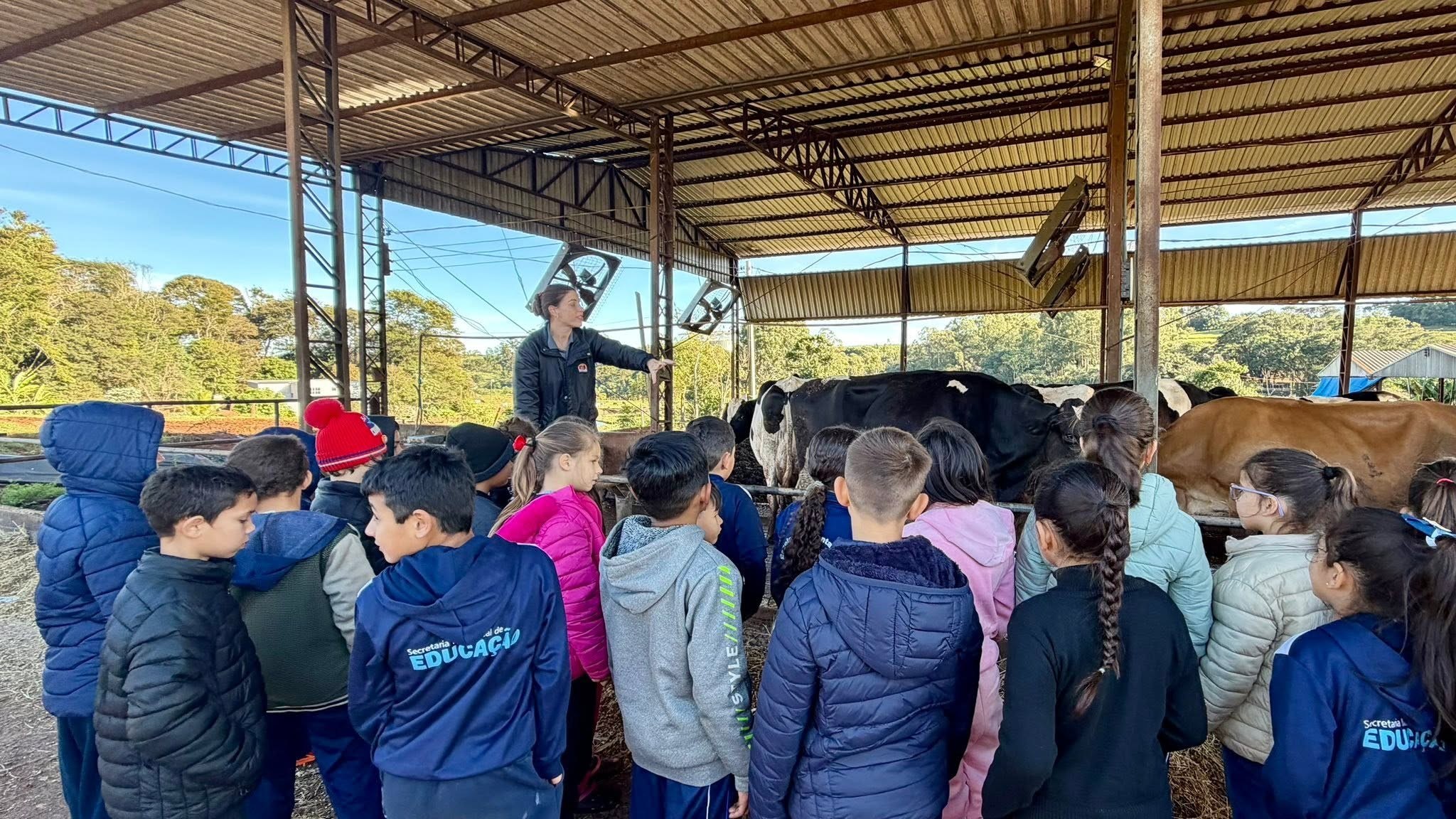 Alunos da Escola Municipal Santa Maria visitam propriedade leiteira em Mamborê
