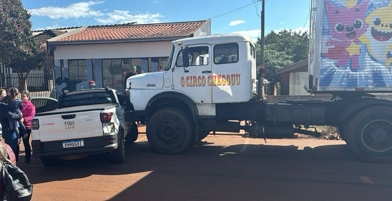 Caminhão de circo perde os freios e arrasta caminhonete por 50 metros em Mamborê