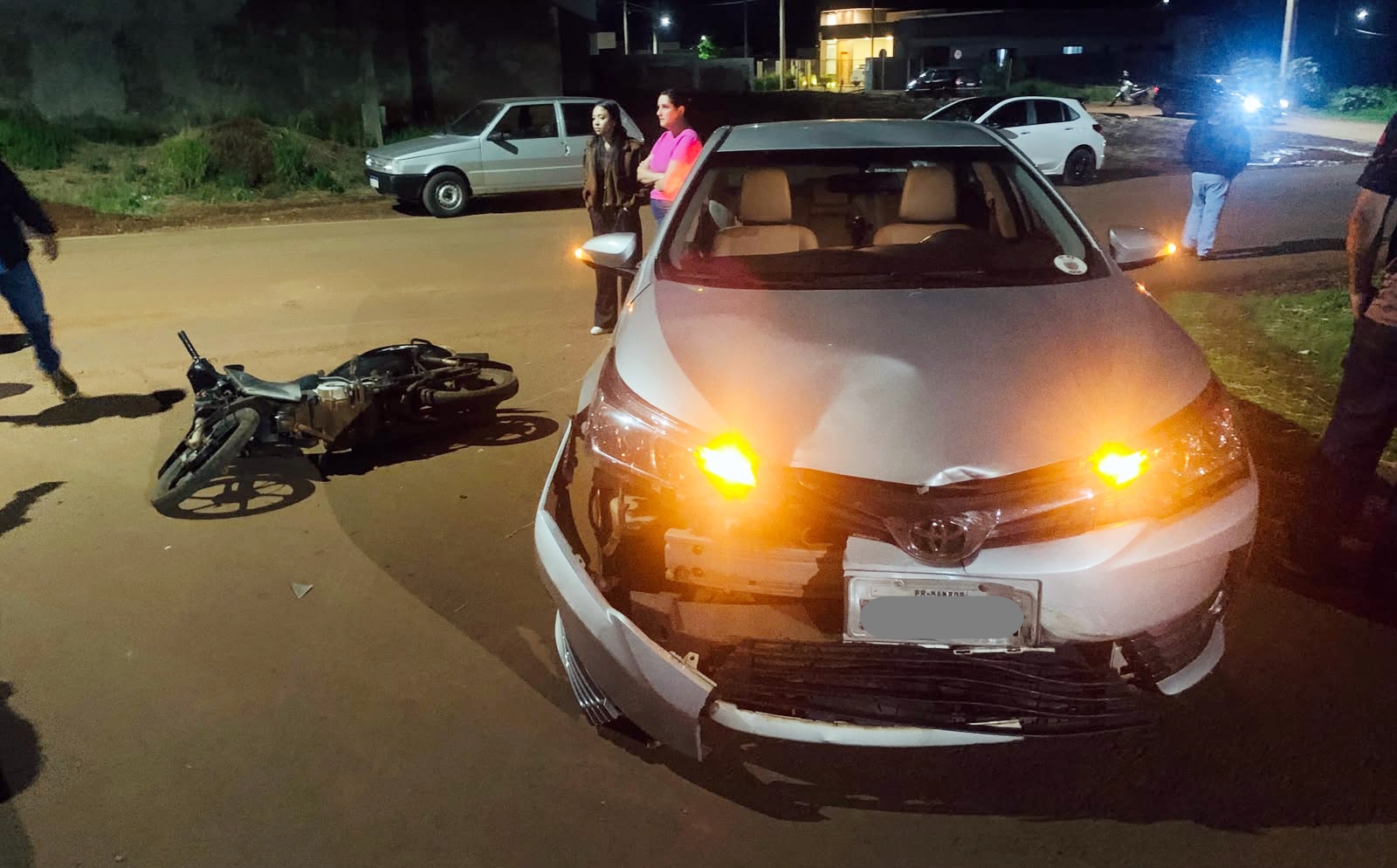 Colisão entre carro e moto deixa motociclista gravemente ferida no Jardim Vitória