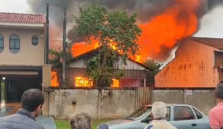 Incêndio destrói casa de conselheira tutelar no centro de Campina da Lagoa