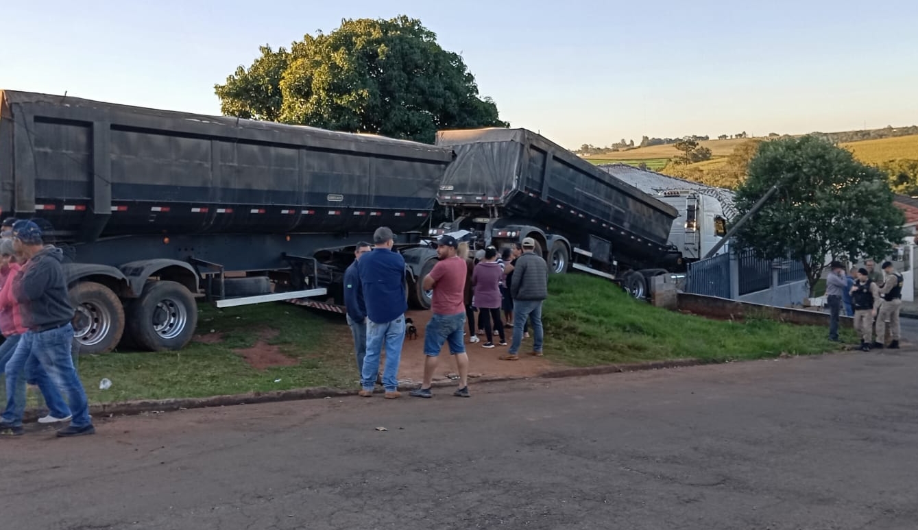 Mamborê: Caminhão Rodotrem perde o controle e deixa rastro de destruição invadindo residências