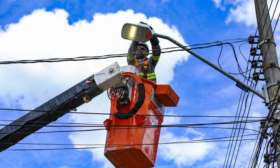 Mamborê moderniza iluminação pública com instalação de LED em parceria com o Estado do Paraná