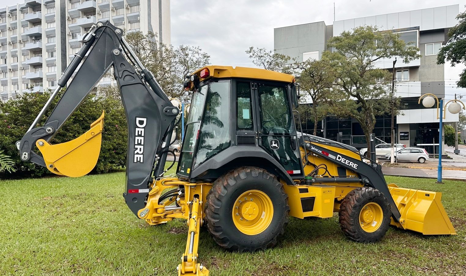 Mamborê recebe nova retroescavadeira 4x4 para reforçar serviços rurais
