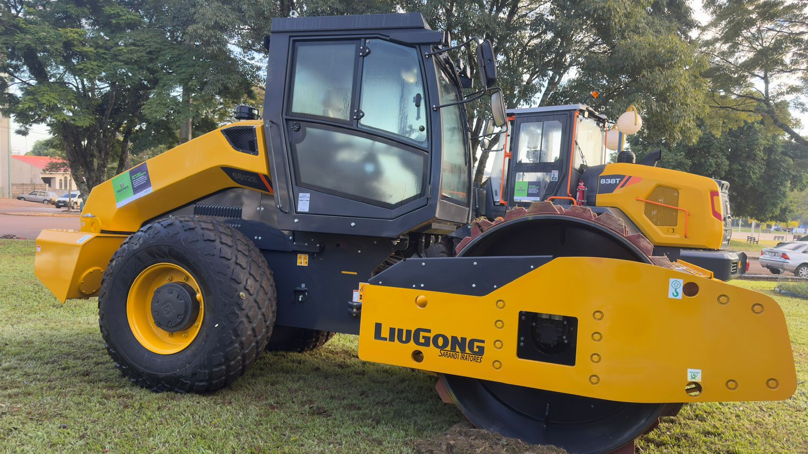 Mamborê recebe novo rolo compactador e reforça frota para obras de infraestrutura