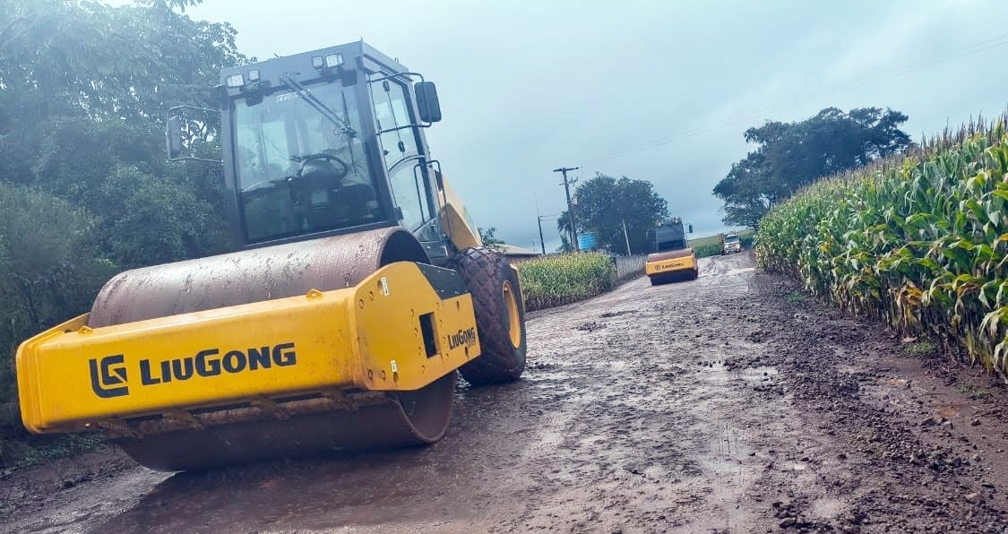 Prefeitura de Mamborê intensifica compactação de estradas rurais aproveitando janela de tempo seco